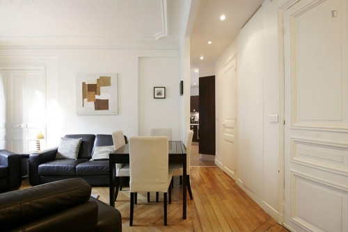 Tasteful 2-bedroom apartment in the exciting heart of Paris
