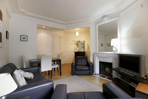 Tasteful 2-bedroom apartment in the exciting heart of Paris