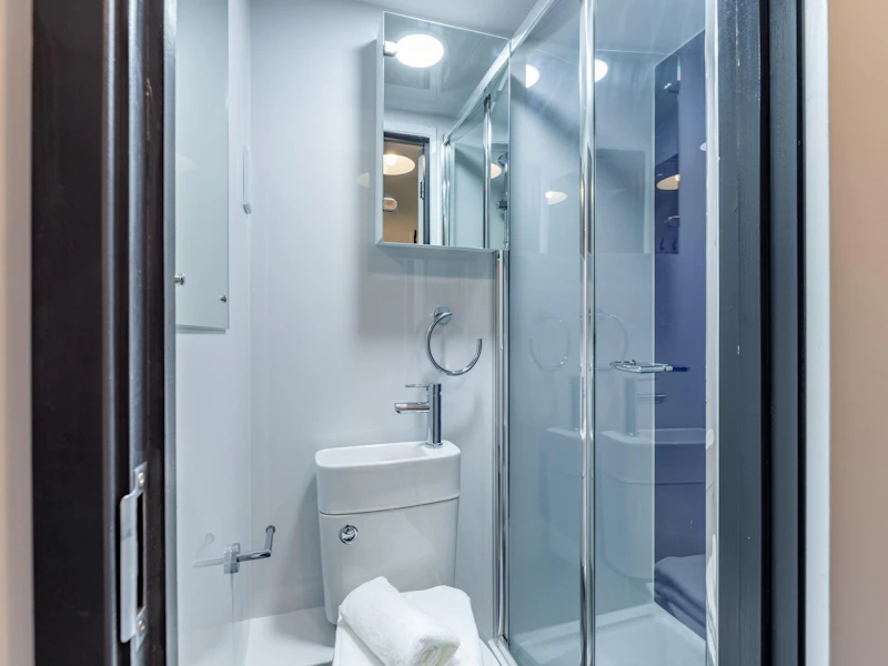 Standard Ensuite - The Leather Works - Gallery - 5