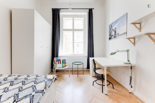 Snug single bedroom close to Nový Smíchov Shopping Centre