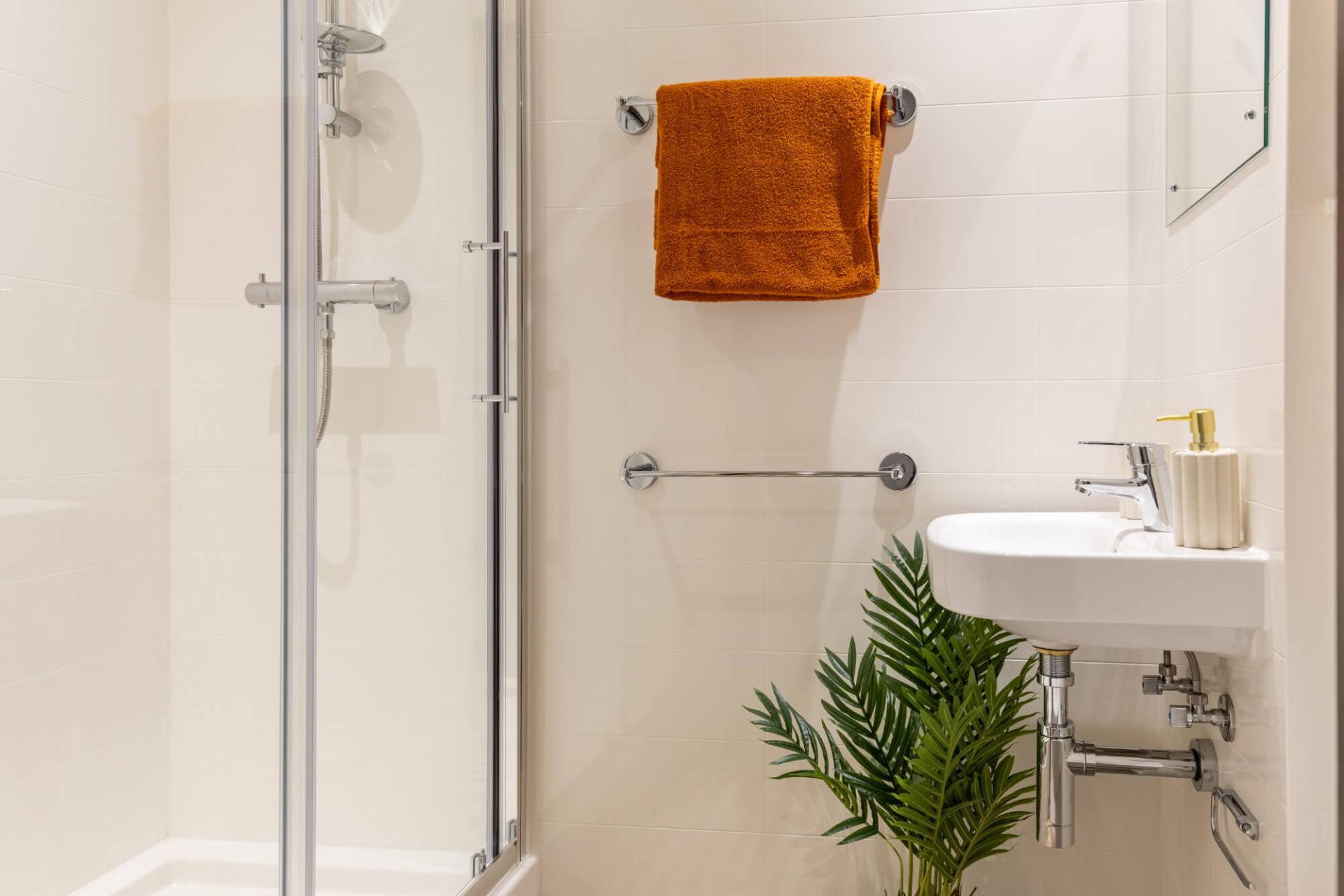  Compact En-Suite  -  The Port On The Square  - Gallery -  23