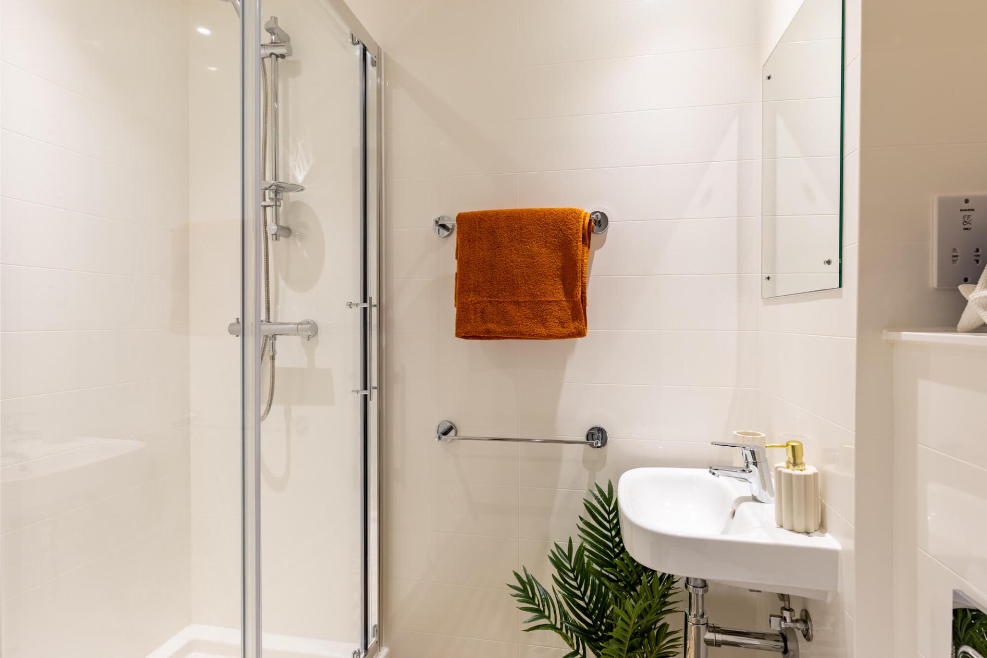  Modern Classic En-Suite  -  The Port On The Square  - Gallery -  10