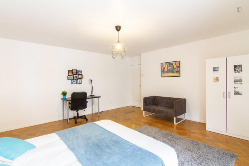 Excellent double bedroom with a balcony, in Rueil Malmaison