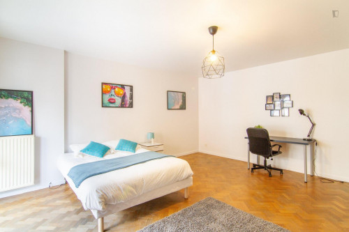 Excellent double bedroom with a balcony, in Rueil Malmaison