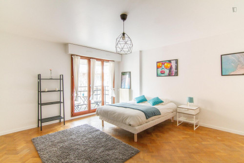 Excellent double bedroom with a balcony, in Rueil Malmaison