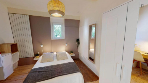 Inviting double bedroom in Levallois-Perret