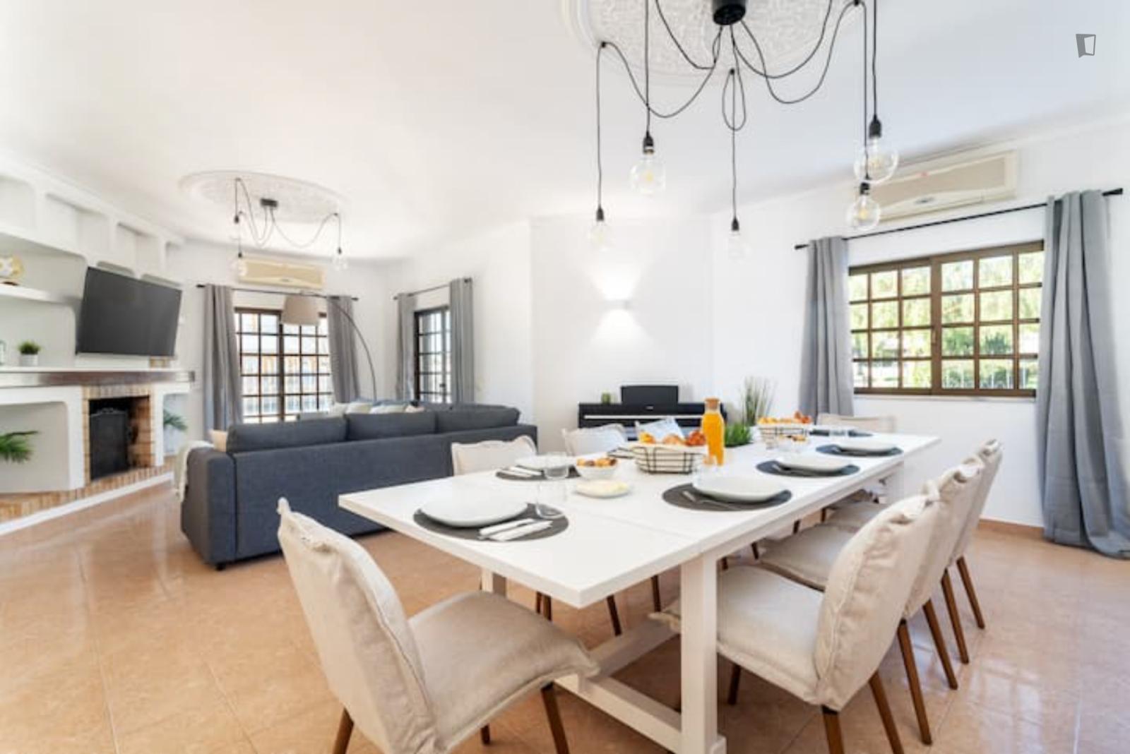 Astonishing 4-Bedroom House In Lagoa - 1