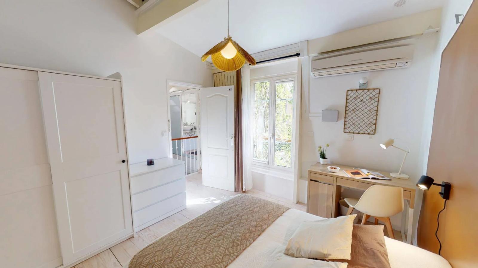  Welcoming Double Bedroom In Levallois-Perret  -  Welcoming double bedroom in Levallois-Perret  - Gallery -  1