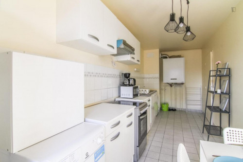 Excellent double bedroom with a balcony, in Les Martinets
