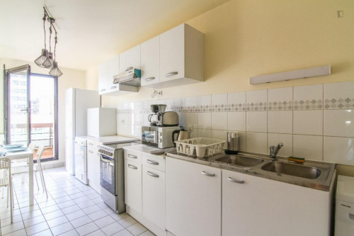 Excellent double bedroom with a balcony, in Les Martinets