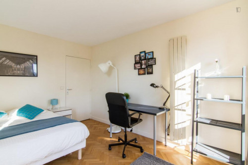 Excellent double bedroom with a balcony, in Les Martinets