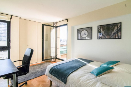 Excellent double bedroom with a balcony, in Les Martinets