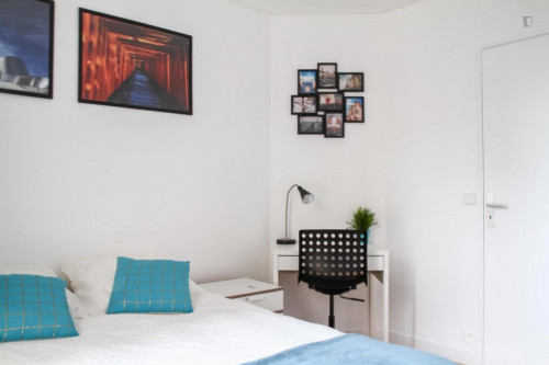 Double bedroom in a 6-bedroom flat, in Les Martinets