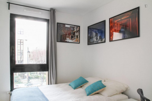 Double bedroom in a 6-bedroom flat, in Les Martinets