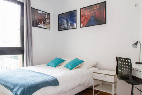Double bedroom in a 6-bedroom flat, in Les Martinets