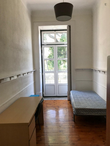 Great single bedroom in a 5-bedroom flat