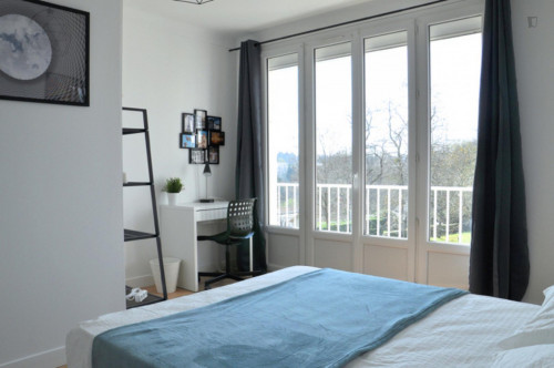 Cool double bedroom in Quartiers Nord