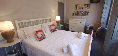 Quarto Solheiro com Banho Partilhado