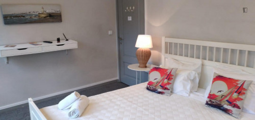 Quarto Solheiro com Banho Partilhado