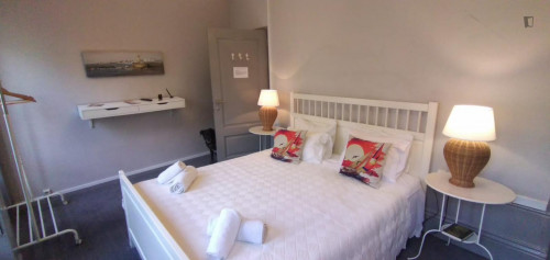 Quarto Solheiro com Banho Partilhado