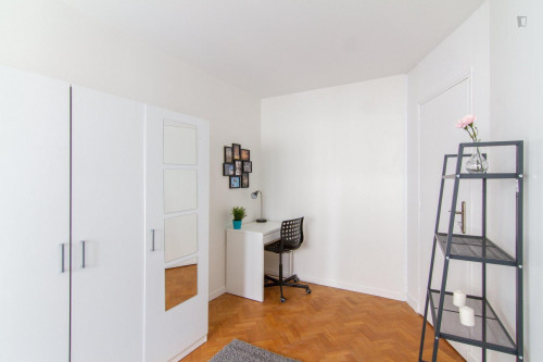 Luminous double bedroom in well-linked Les Martinets