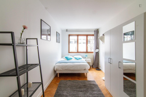 Luminous double bedroom in well-linked Les Martinets