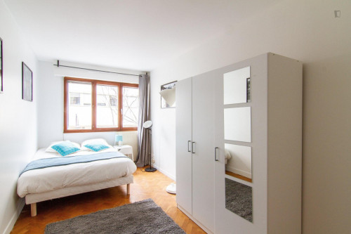 Luminous double bedroom in well-linked Les Martinets