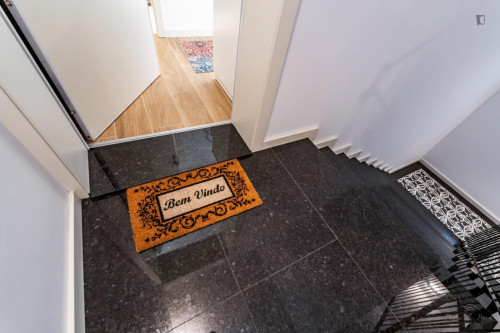 Comfortable and sunny 1-bedroom flat near the Heroísmo metro station