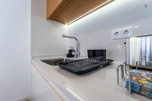 Comfortable and sunny 1-bedroom flat near the Heroísmo metro station