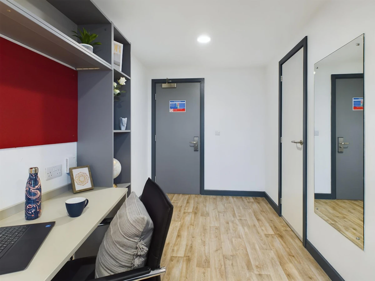  Gold En-Suite  -  Red Queen  - Gallery -  5