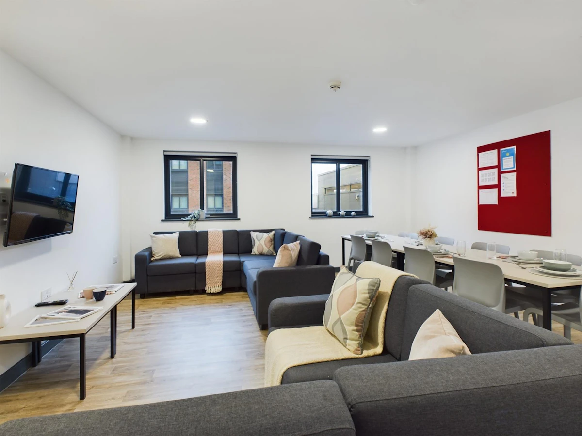 Gold En-Suite - Red Queen - Gallery - 8