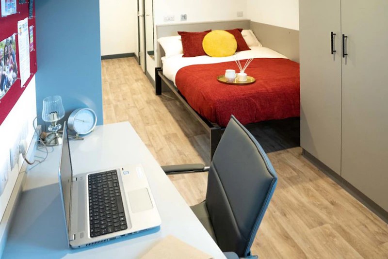  Gold En-Suite  -  Red Queen  - Gallery -  1