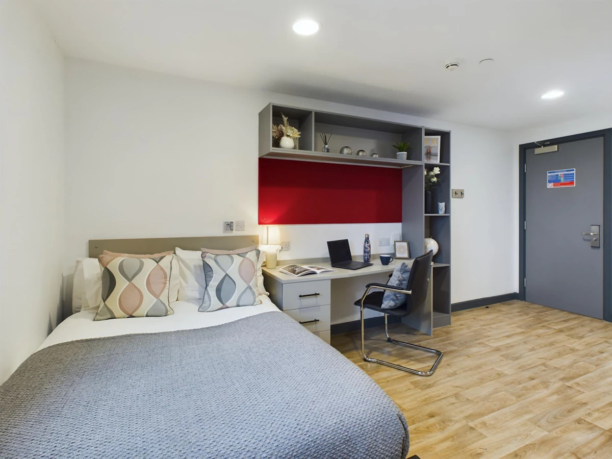 Gold En-Suite - Red Queen - Gallery - 6