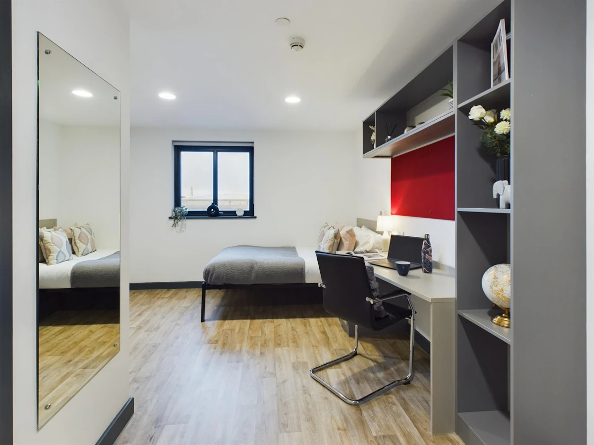  Gold En-Suite  -  Red Queen  - Gallery -  12