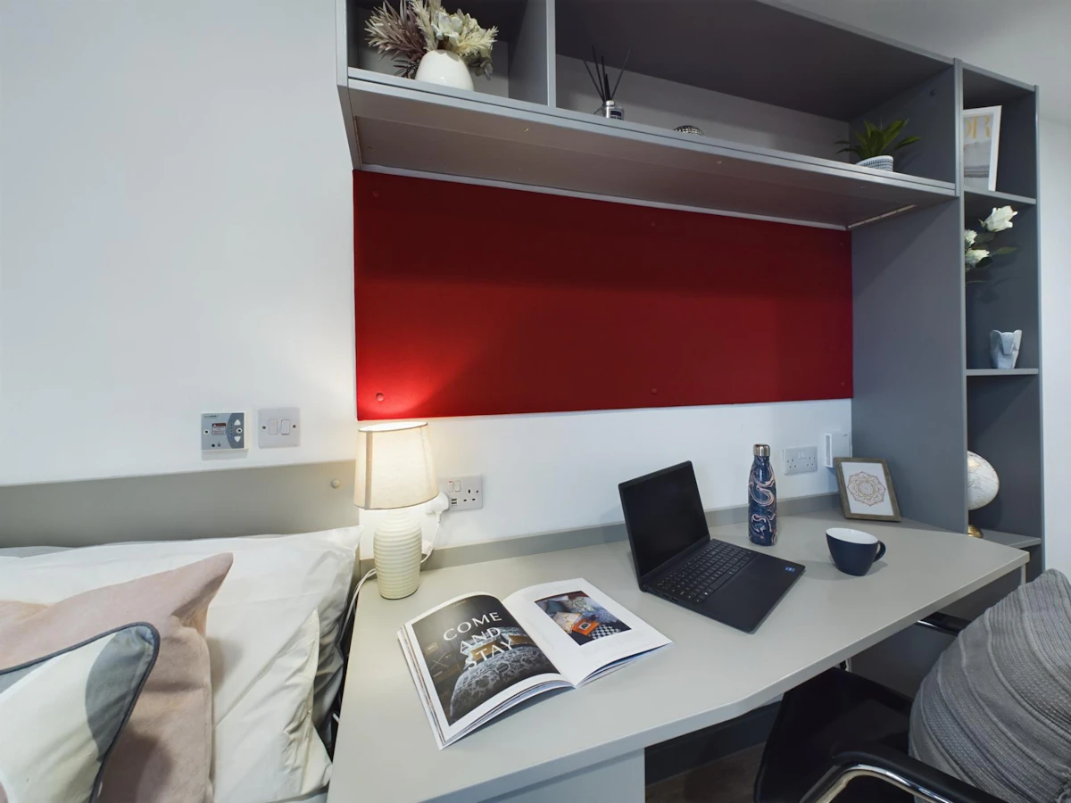 Gold En-Suite - Red Queen - Gallery - 4