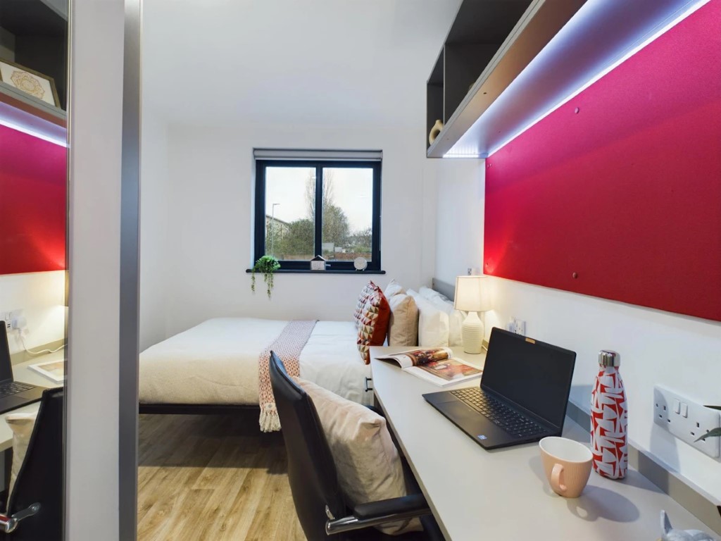  Bronze En-Suite  -  Red Queen  - Gallery -  4