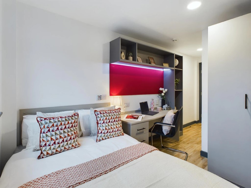 Bronze En-Suite - Red Queen - Gallery - 1