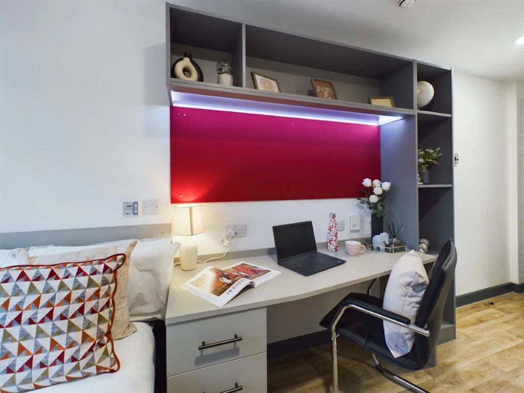 Bronze En-Suite - Red Queen - Gallery - 5