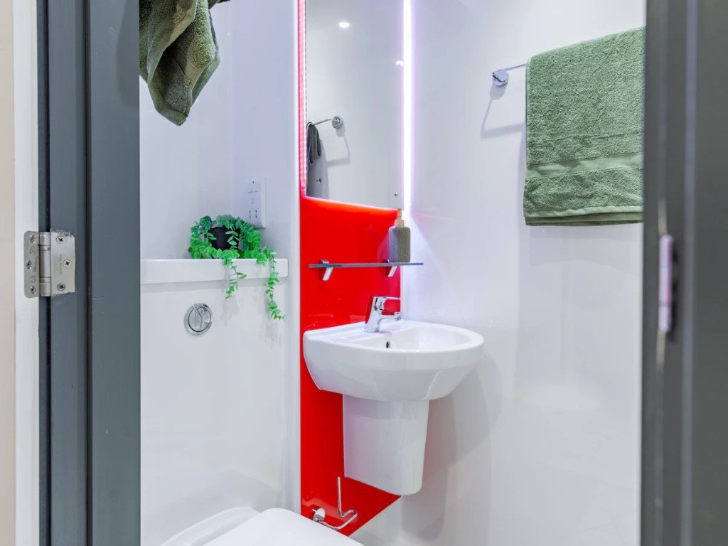  Bronze En-Suite  -  Red Queen  - Gallery -  3