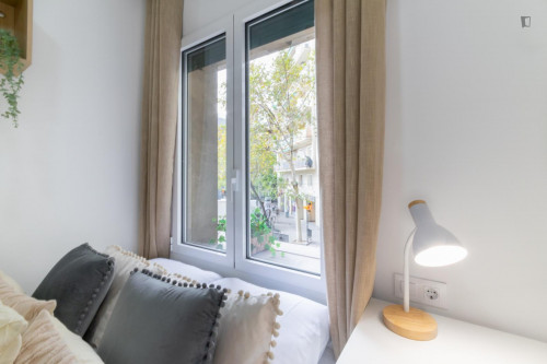 Nest and cosy double bedroom near the Encants metro