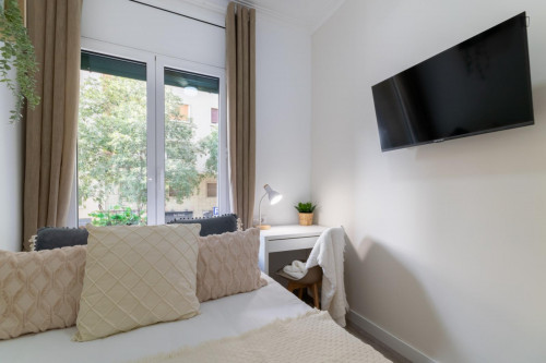 Nest and cosy double bedroom near the Encants metro