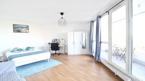 Delightful double bedroom with a balcony, in Nanterres