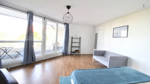 Delightful double bedroom with a balcony, in Nanterres