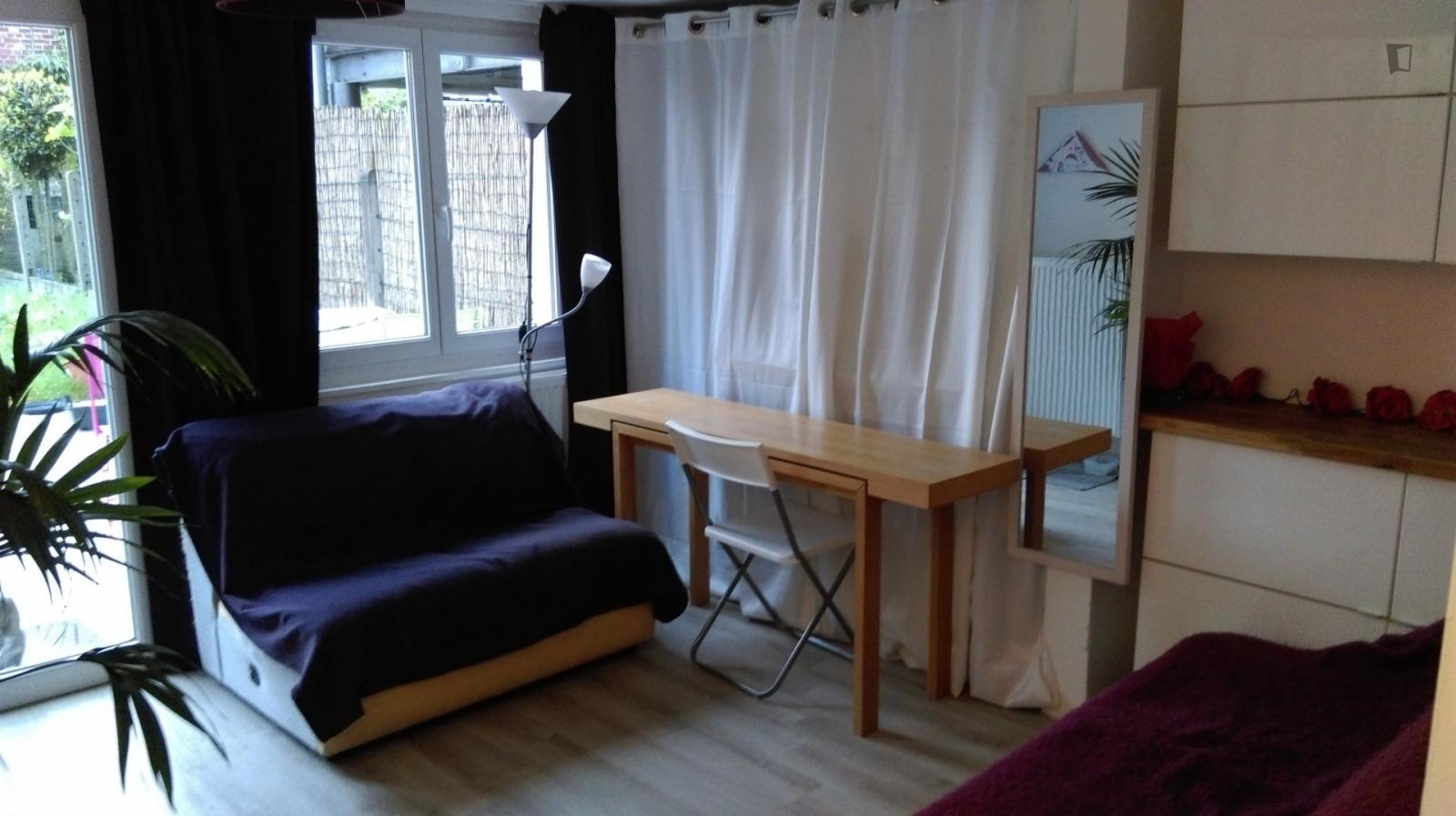 Comfy Double Ensuite Bedroom In Loos - 1