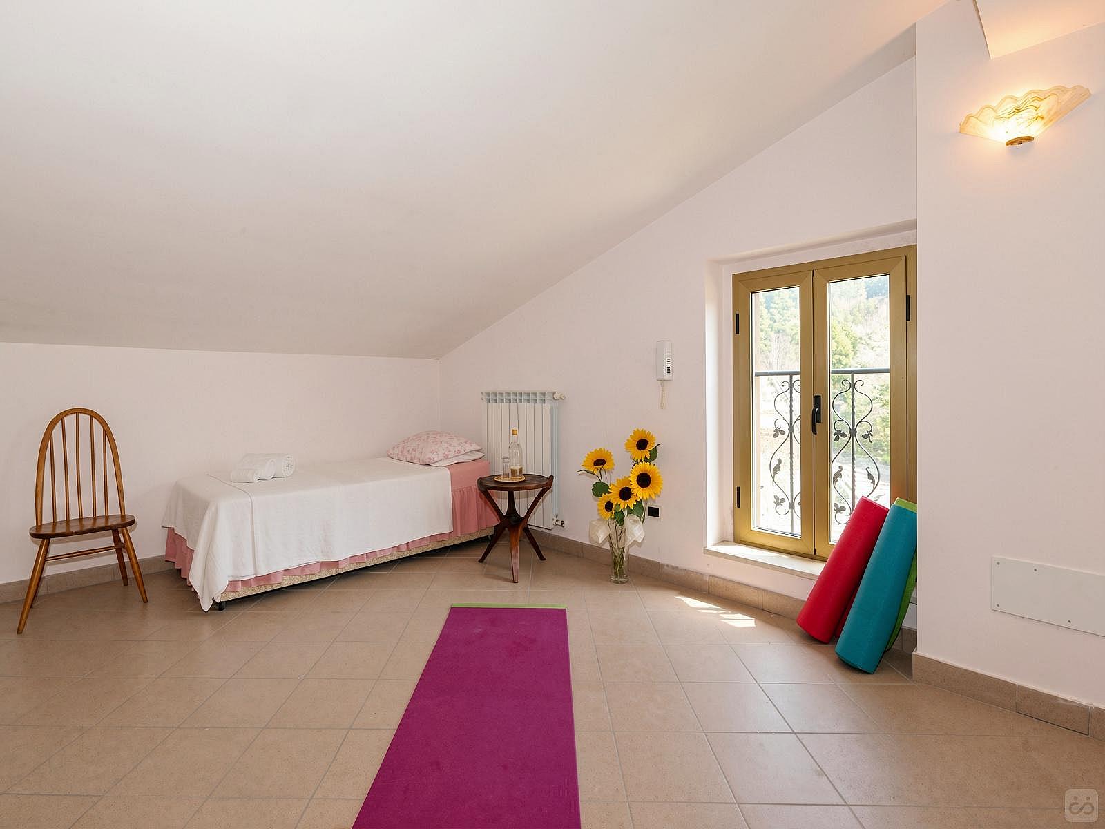 Bed In A 3-Bed Gender Separated Room - Gorgeous villa near Sentiero Frassati Roseto-Biccari Home - Gallery - 35