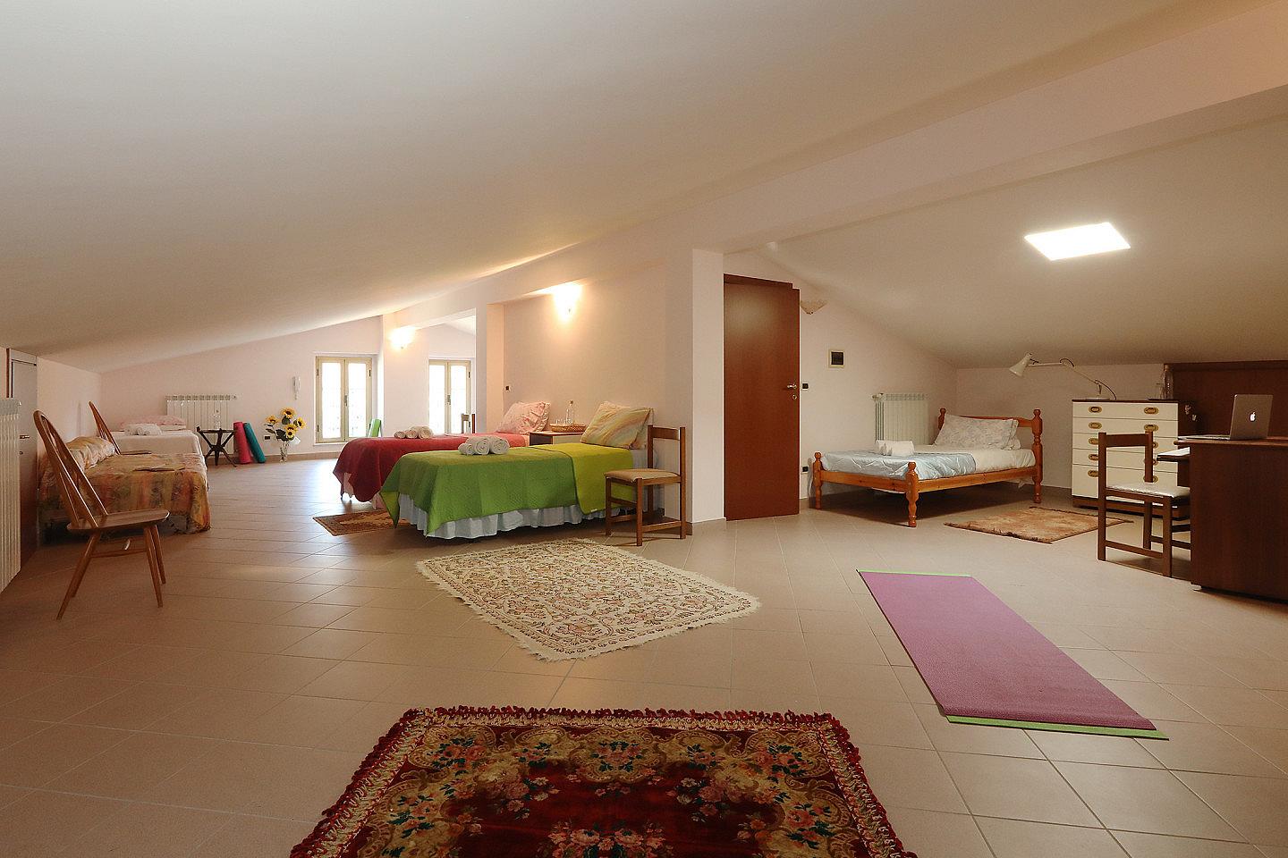Bed In A 3-Bed Gender Separated Room - Gorgeous villa near Sentiero Frassati Roseto-Biccari Home - Gallery - 28