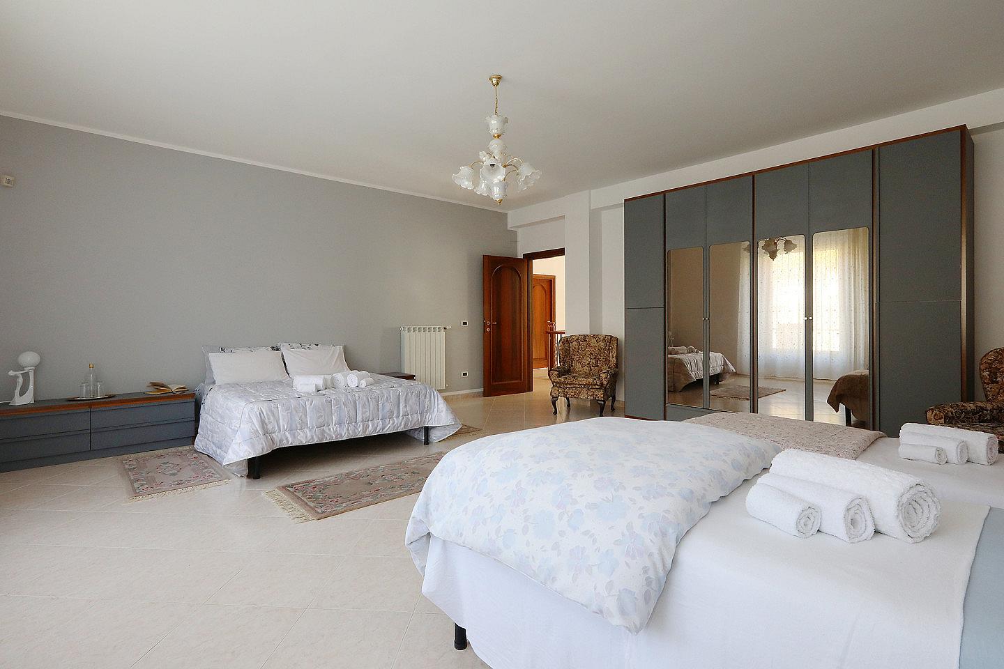 Bed In A 3-Bed Gender Separated Room - Gorgeous villa near Sentiero Frassati Roseto-Biccari Home - Gallery - 25