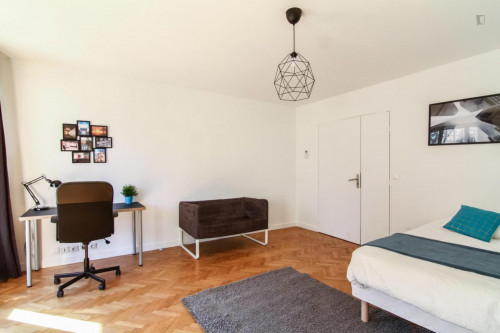 Large double bedroom with a balcony, in Rueil Malmaison