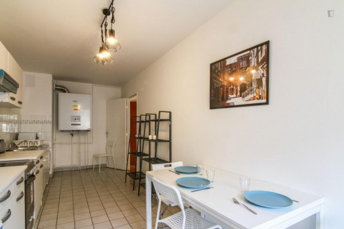 Large double bedroom with a balcony, in Rueil Malmaison