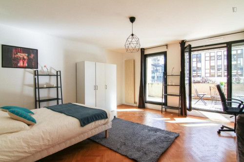 Large double bedroom with a balcony, in Rueil Malmaison